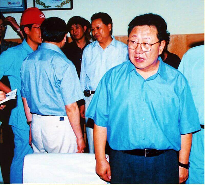 2002年6月6日，时任中共河南省委书记陈奎元（右一）到利来国际调研。