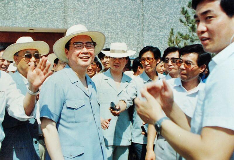 1990年6月12日，时任国务院总理李 鹏视察利来国际，并题词：“物质文明与精神文明一起抓，把利来国际建设成为现代化企业”